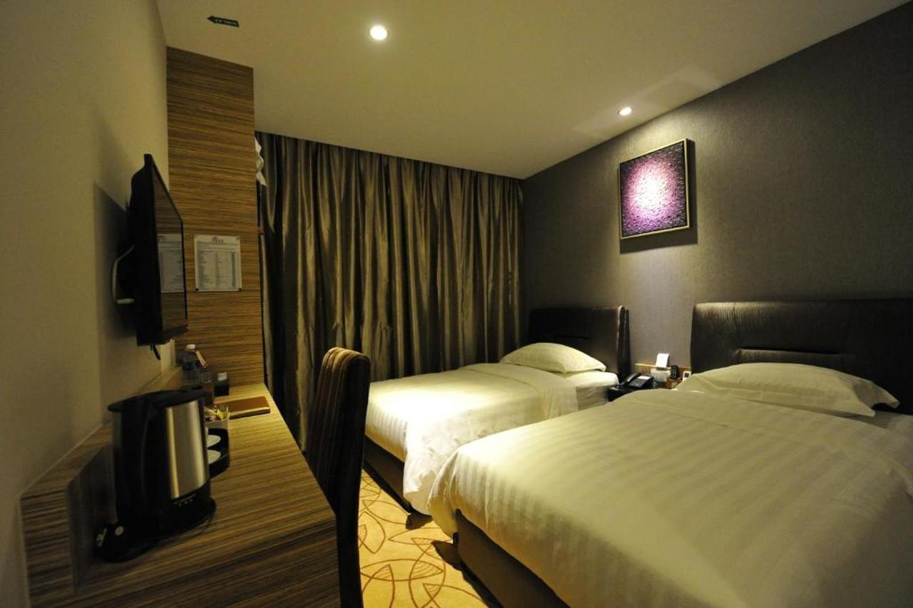 Milano Hotel Kluang Bagian luar foto