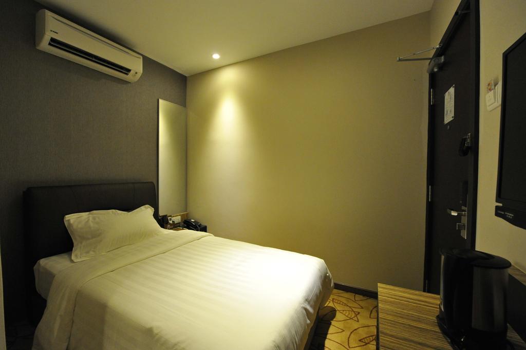 Milano Hotel Kluang Bagian luar foto