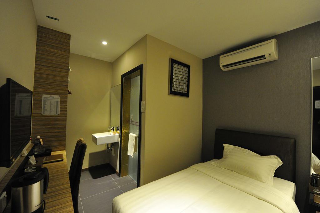 Milano Hotel Kluang Bagian luar foto